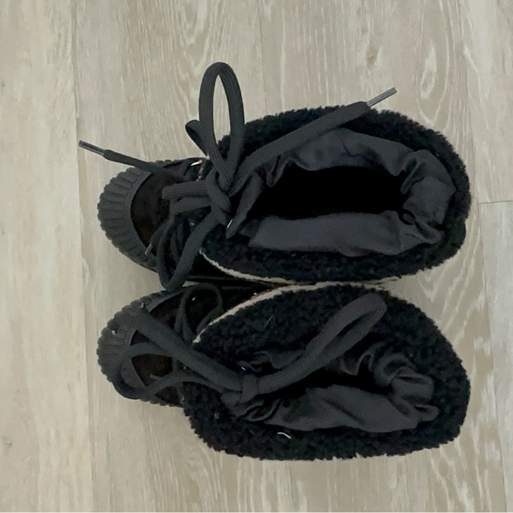 Louis Vuitton Monogram Shearling Snow Boots - Picture 5 of 10